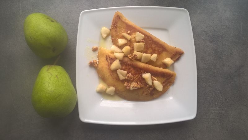 Syryjskie naleśniki z twarogiem, gruszką i miodem