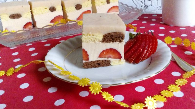 Szachowe szaleństwo z kremem herbacianym i truskaw Szachowe szaleństwo z kremem herbacianym i truskaw