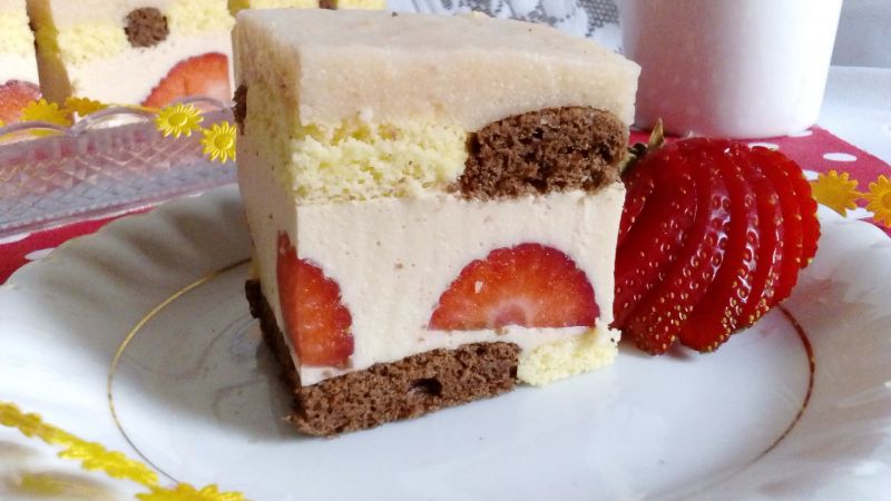 Szachowe szaleństwo z kremem herbacianym i truskaw Szachowe szaleństwo z kremem herbacianym i truskaw