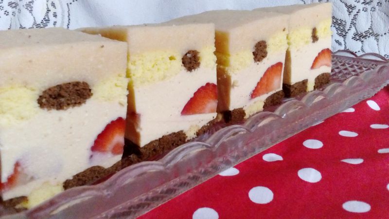 Szachowe szaleństwo z kremem herbacianym i truskaw Szachowe szaleństwo z kremem herbacianym i truskaw