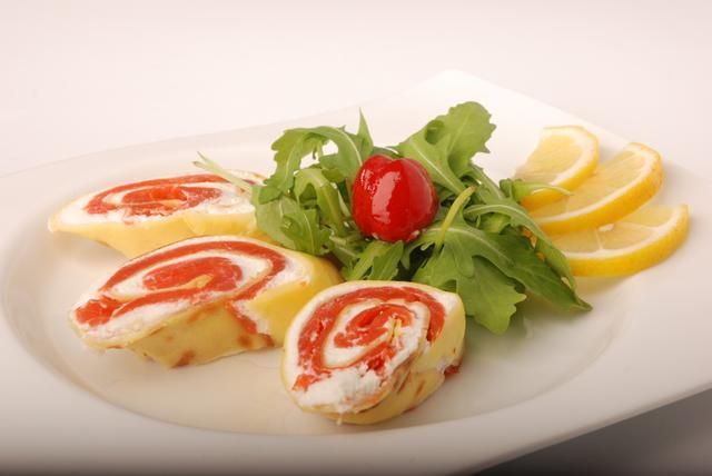 Szafranowe naleśniki z wędzonym łososiem