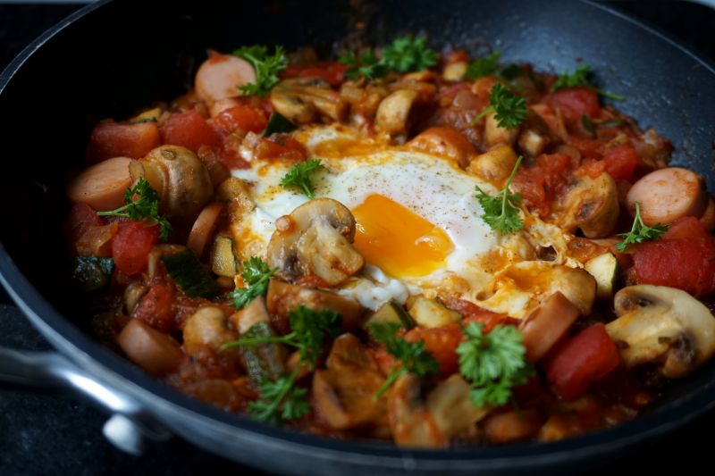 Szaksuszka z cukinią i pieczarkami