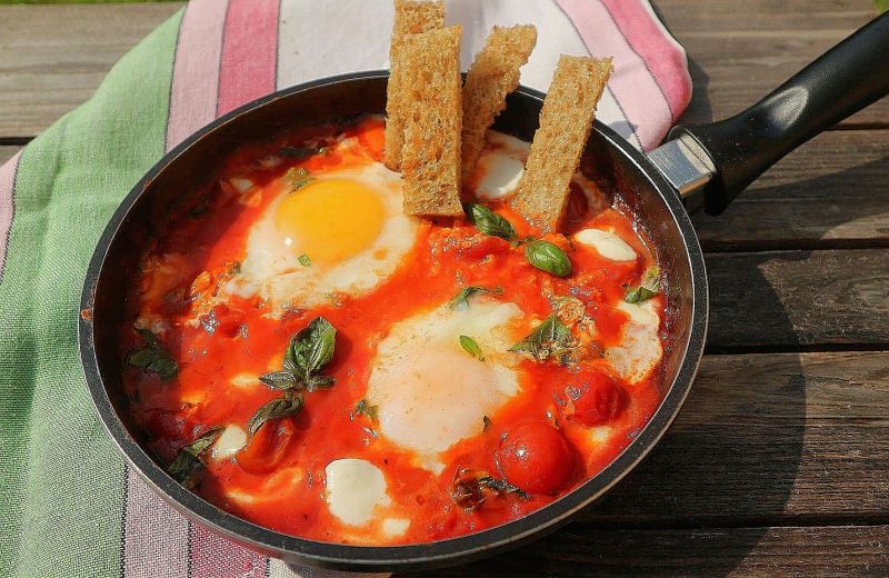 Szakszuka a`la caprese  Szakszuka a`la caprese