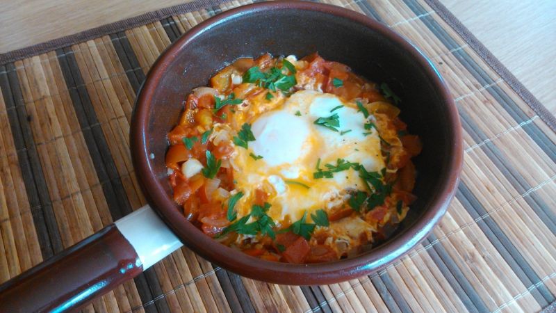 Szakszuka - jajka w aromatycznym sosie 