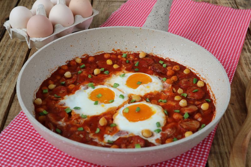 Szakszuka z cieciorką i kiełbasą 