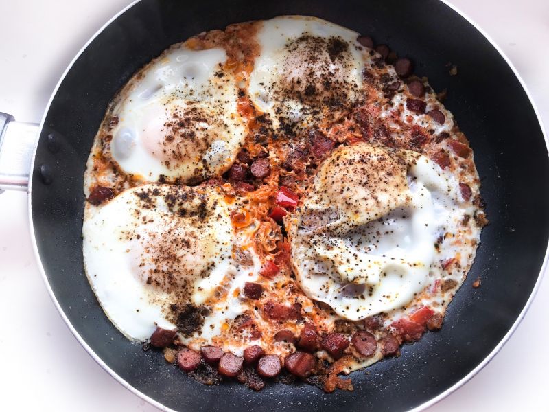 Szakszuka z kiełbasą i papryką