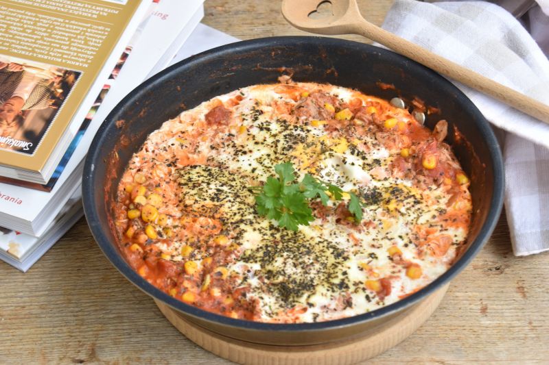 Szakszuka z kukurydzą i tuńczykiem