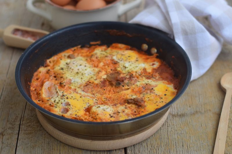 Szakszuka z pomidorami i pieczarkami