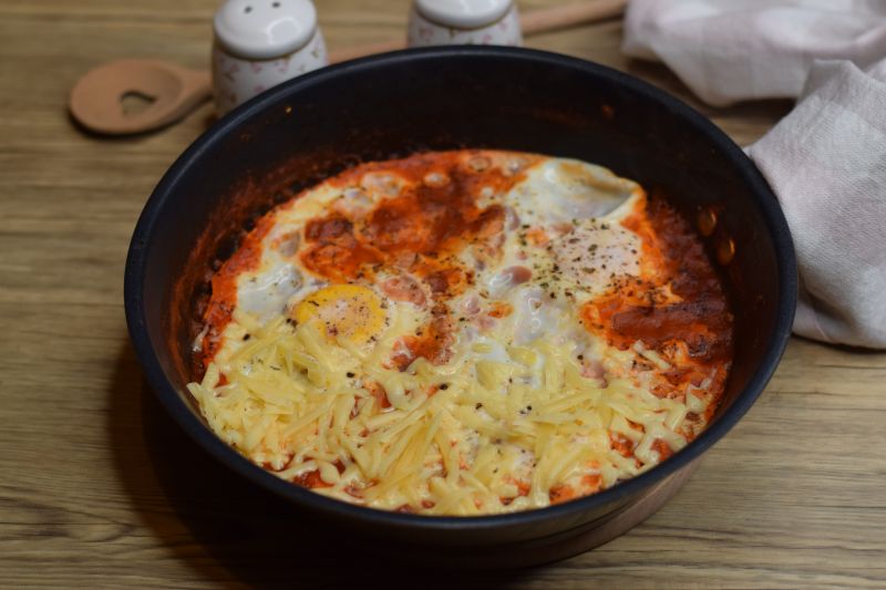 Szakszuka z pomidorami, serem żółtym i jajkami Szakszuka z pomidorami, serem żółtym i jajkami