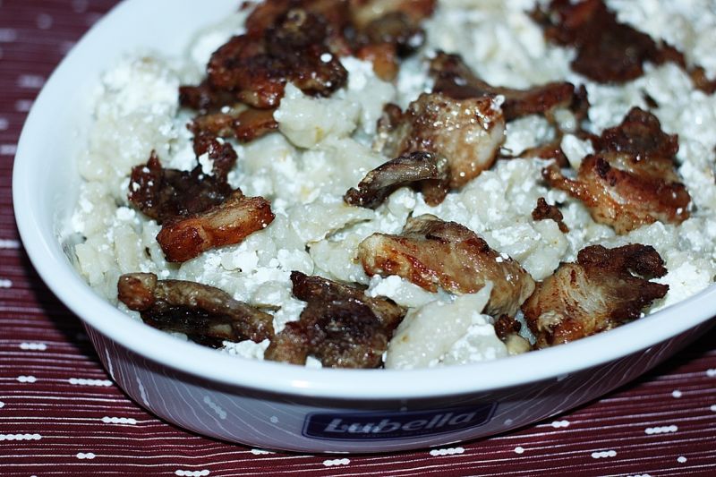 Szare kluchy z boczkiem i twarogiem