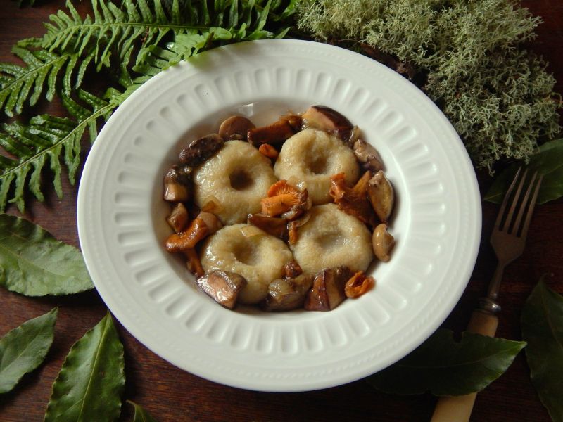 Szare kluski z grzybami