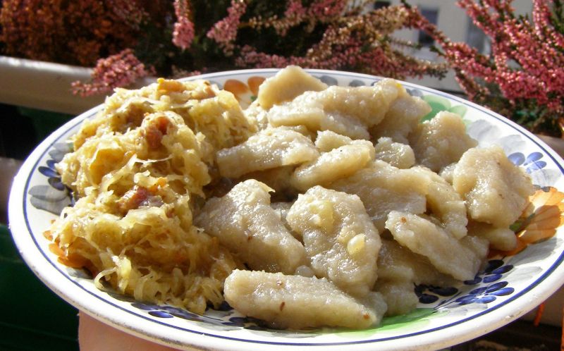 Szare kluski z surowych ziemniaków z kapustą Szare kluski z surowych ziemniaków z kapustą