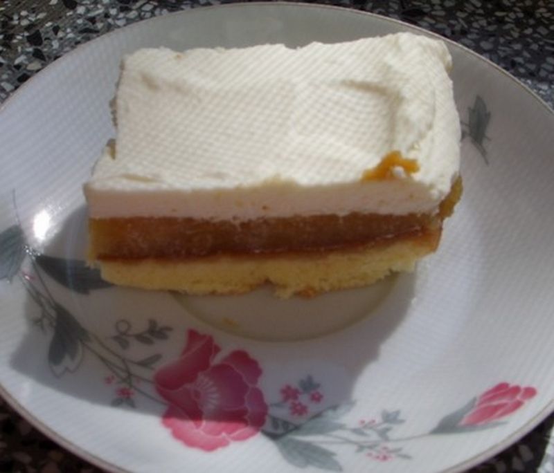 Szarlotka - biszkopt z musem i śmietaną