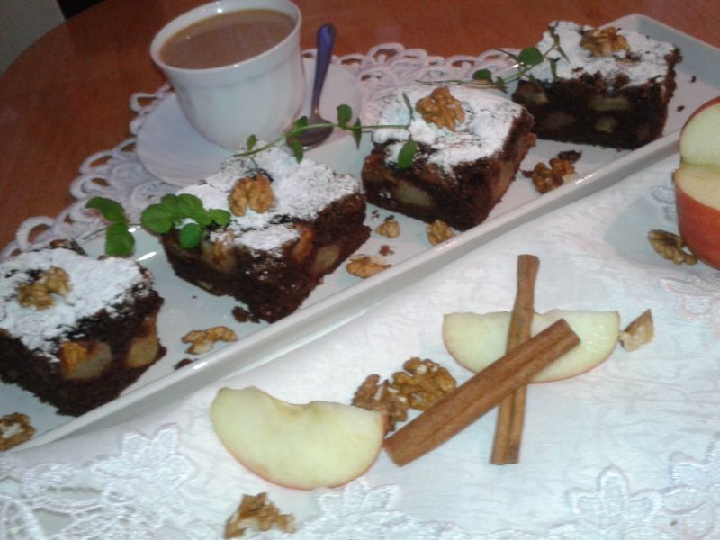 Szarlotka kakaowa z orzechami i nutką cynamonu