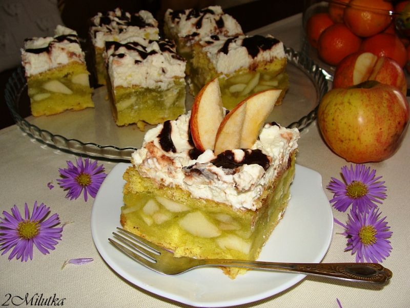 Szarlotka na biszkopcie z bitą śmietaną