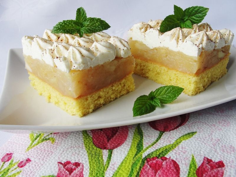 Szarlotka na biszkopcie z bitą śmietaną