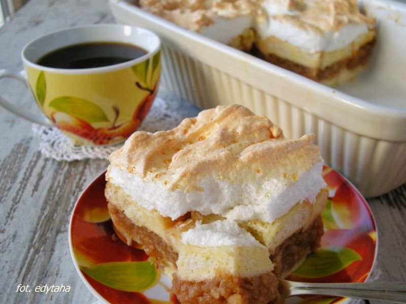 Szarlotka na kajzerkach pod kołderką bezy Szarlotka na kajzerkach pod kołderką bezy