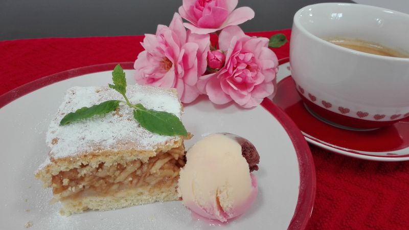 Szarlotka na półkruchym spodzie 