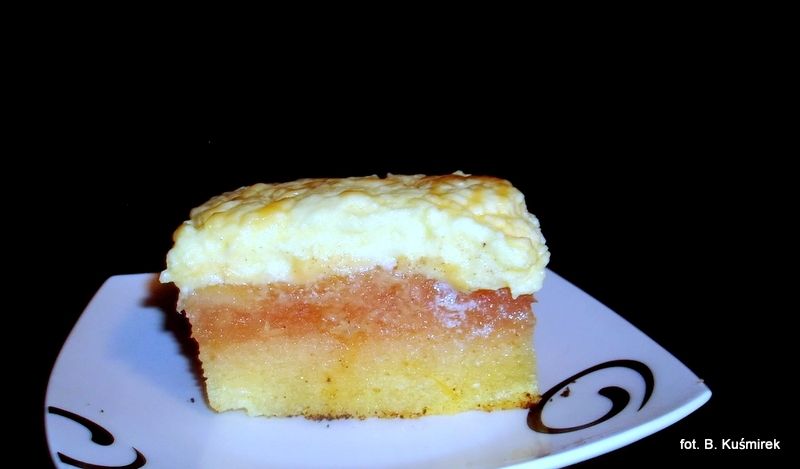 Szarlotka po królewsku z polewą karmelową  Szarlotka po królewsku z polewą karmelową