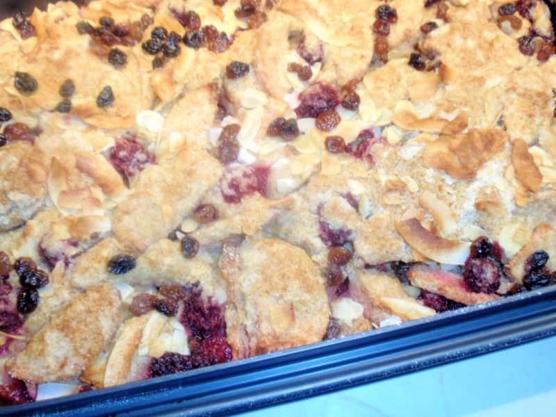 Szarlotka  sypana  z jabłkami i jeżyną