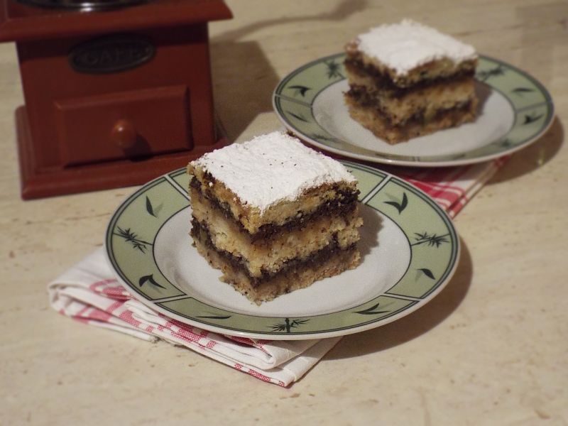 Szarlotka sypana z masą makową