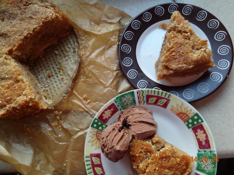 Szarlotka sypana z sezamem i orzechami w miodzie