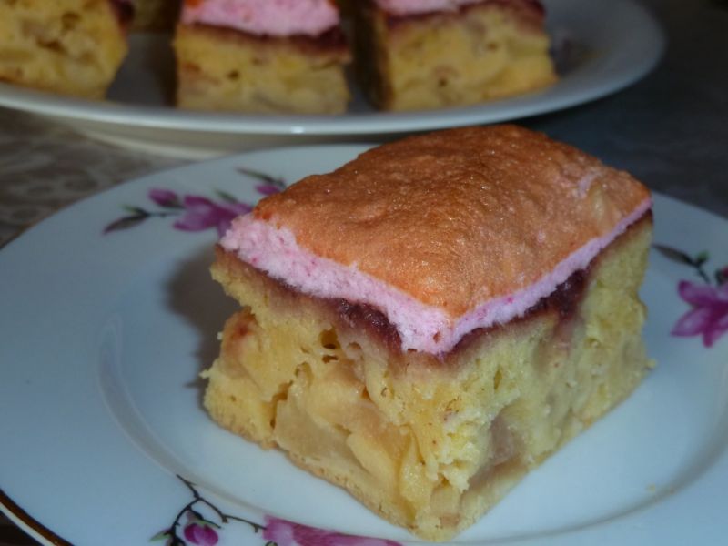 Szarlotka w biszkopcie, z truskawkowym musem