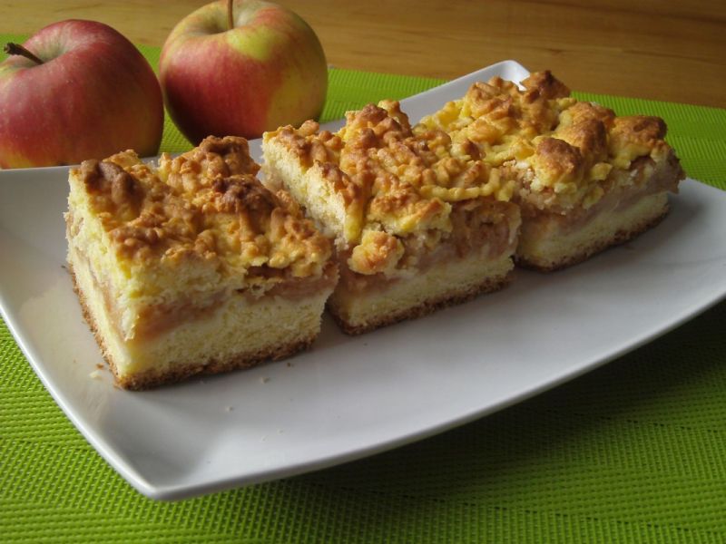 Szarlotka w cieście krucho-drożdżowym z kisielem 