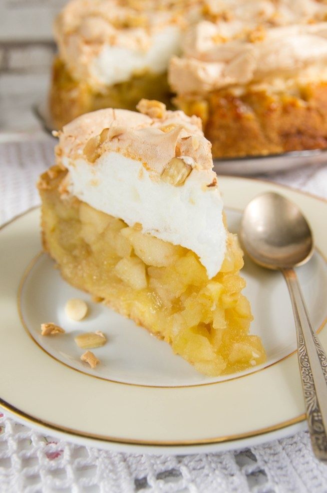 Szarlotka z bezą i orzechami  Szarlotka z bezą i orzechami