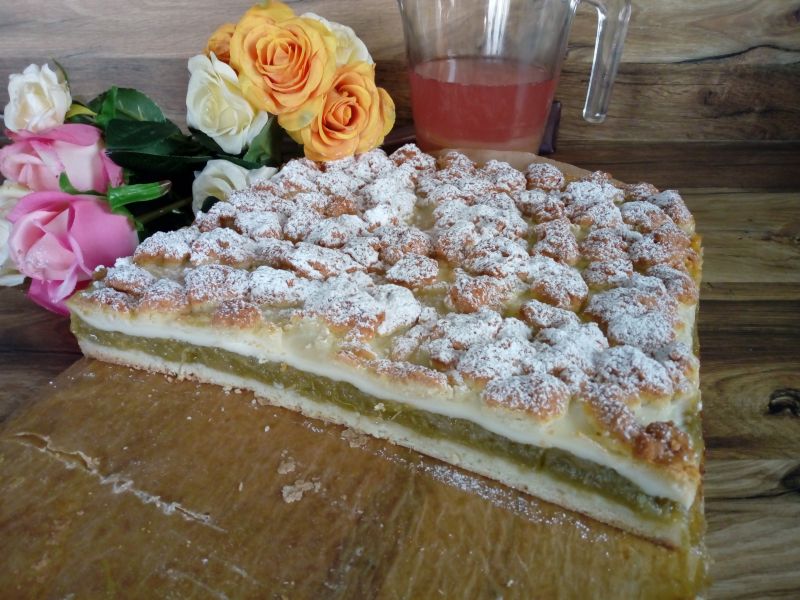 Szarlotka z budyniem i rabarbarem