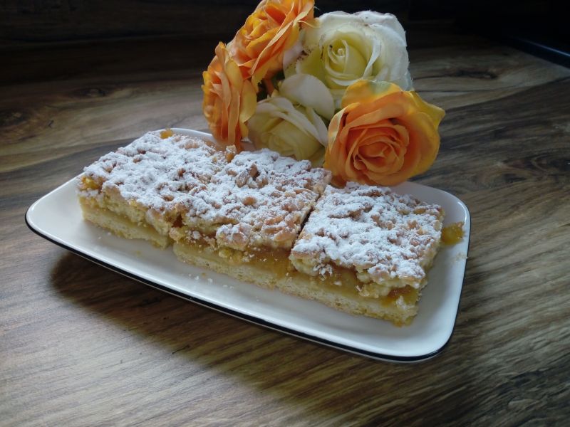 Szarlotka z dżemem brzoskwiniowym