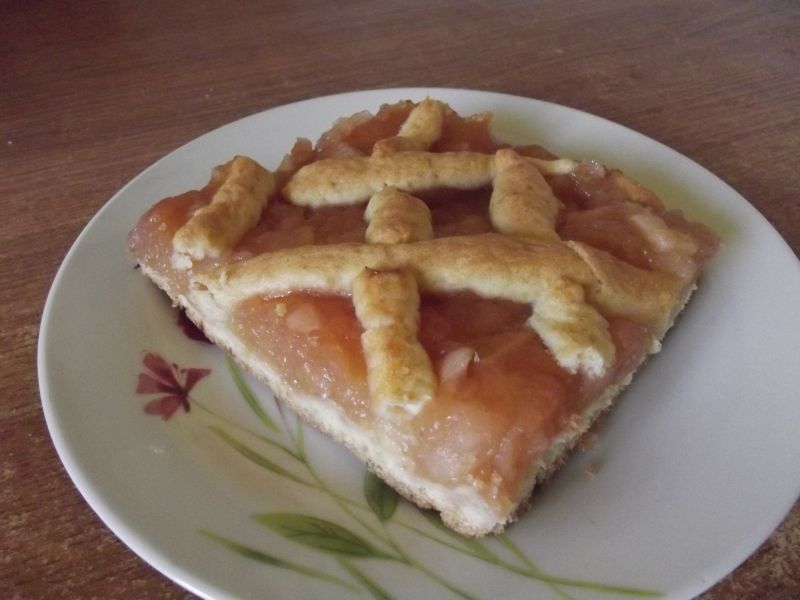 Szarlotka z galaretką truskawkową