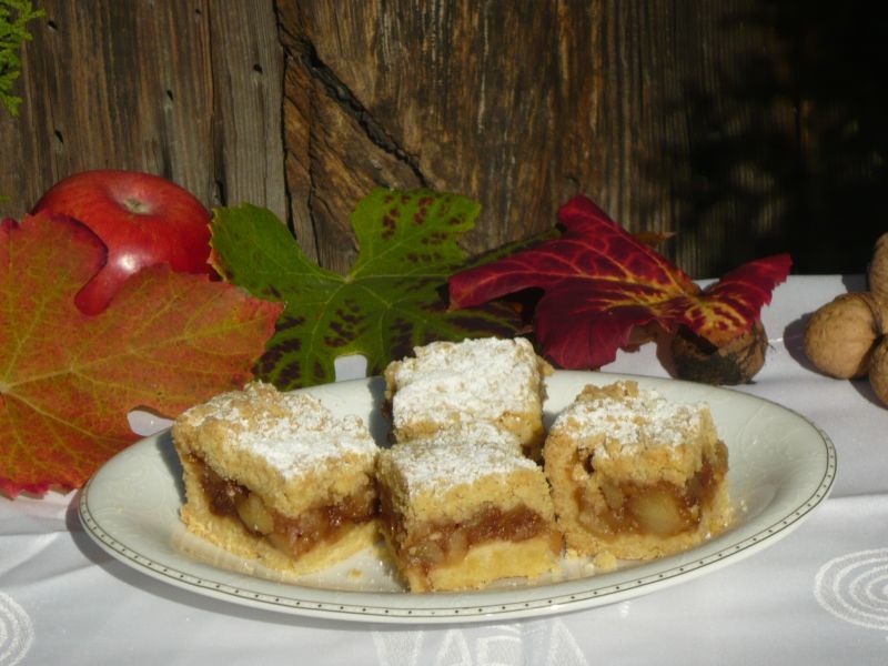 Szarlotka z jabłkami w karmelu