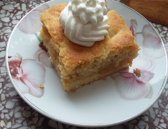 Szarlotka z kleksem bitej śmietany