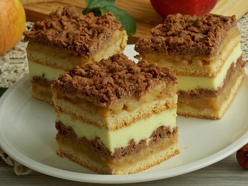 Szarlotka z kremem budyniowym 