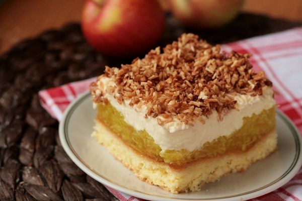 Szarlotka z kremem i kokosową kruszonką