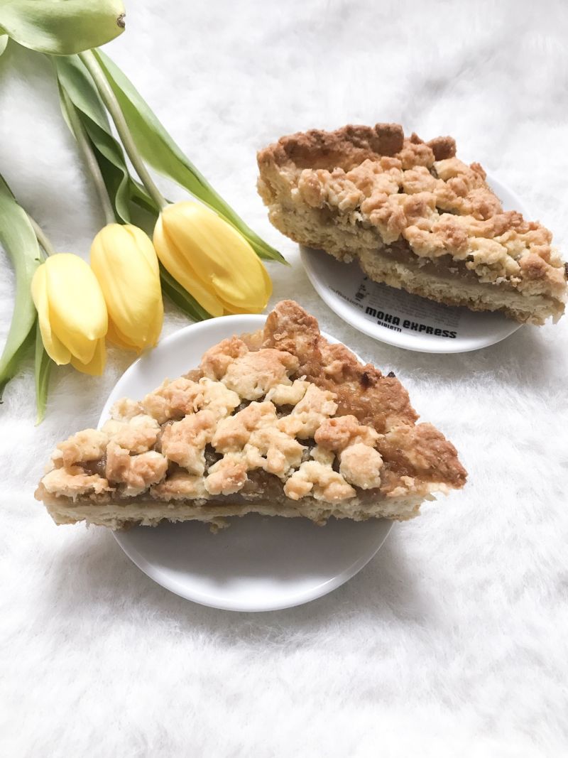 Szarlotka z kruszonką i domowymi jabłkami