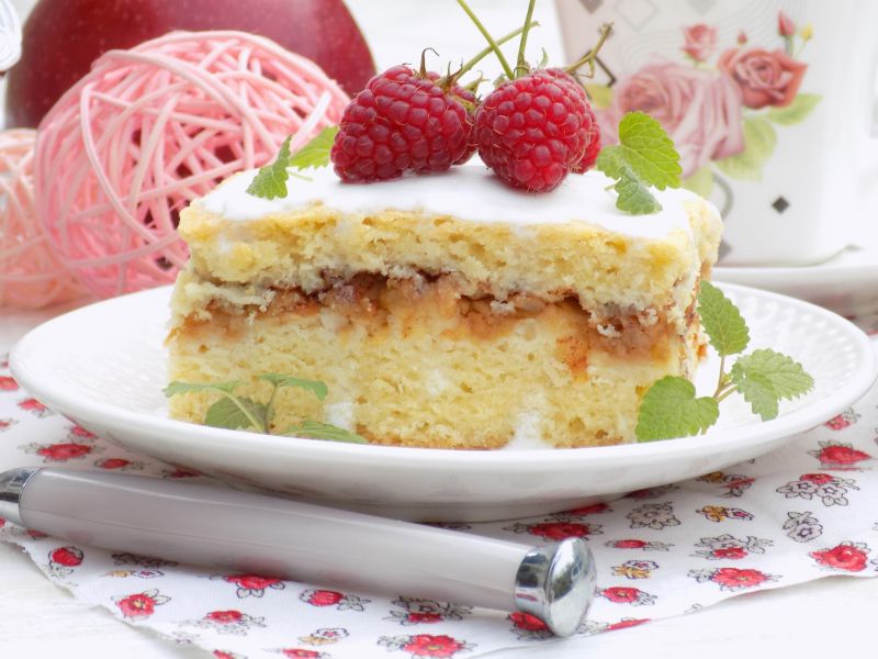 Szarlotka z lukrem i malinami