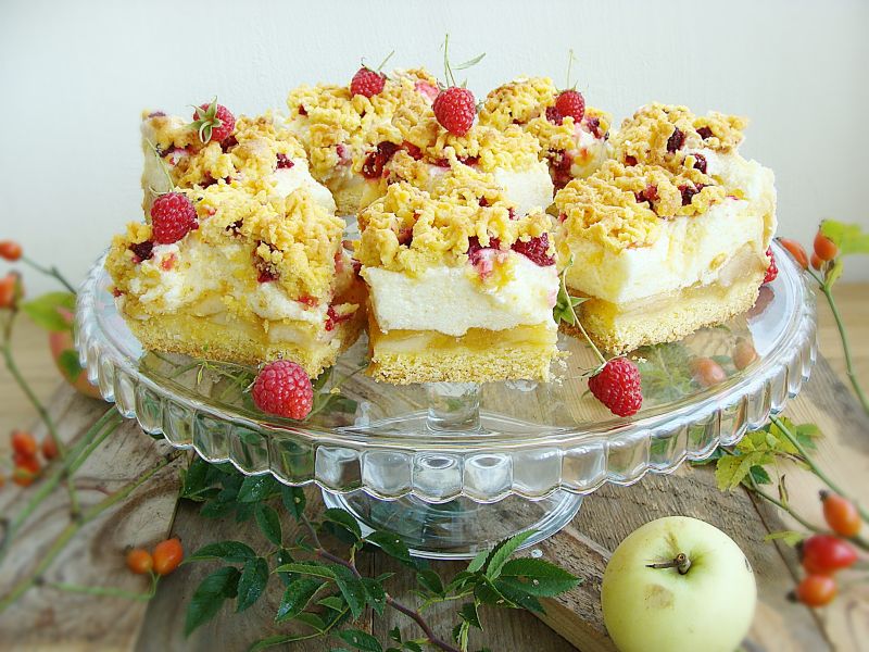 SZarlotka z malinami i bezą