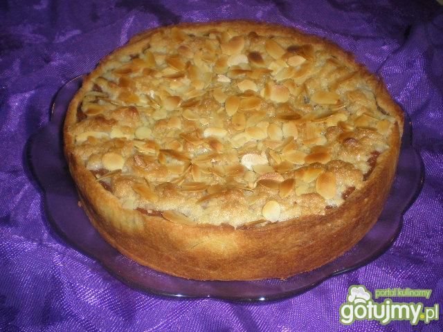 Szarlotka z migdałami i rodzynkami 