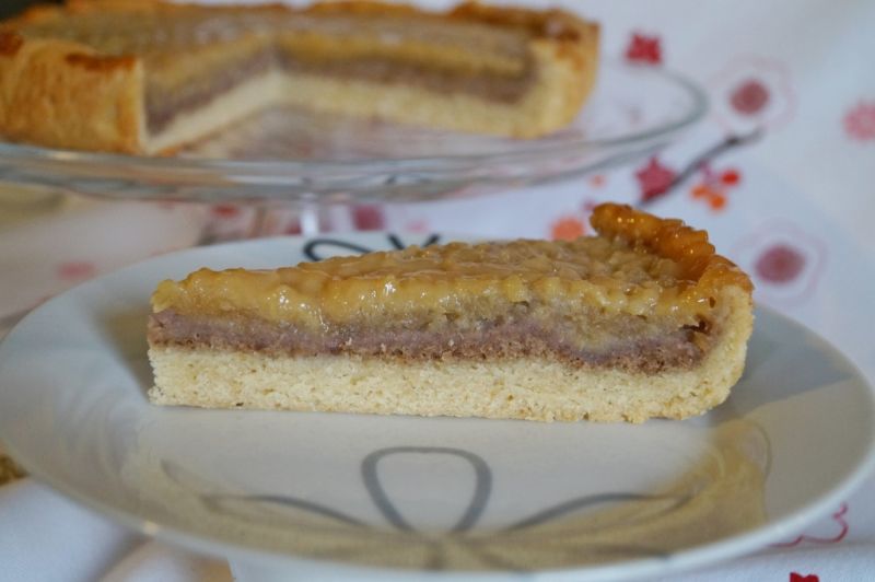 Szarlotka z orzechami i polewą miodową