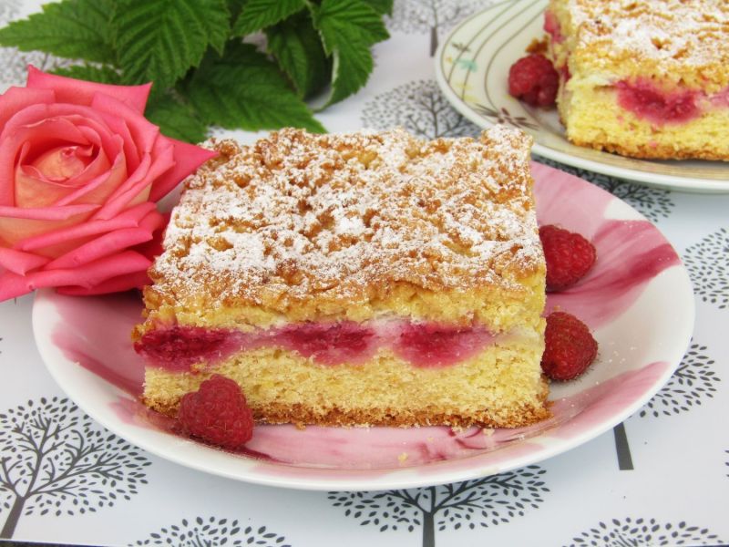 Szarlotka z pianką i malinami