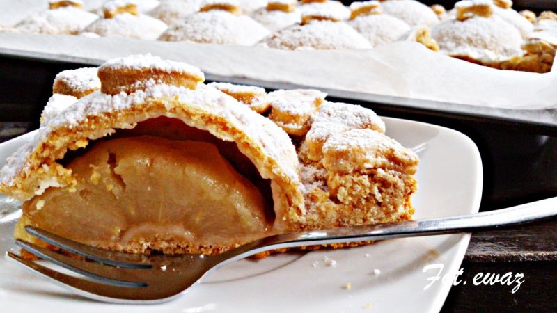 Szarlotka z połówkami jabłek