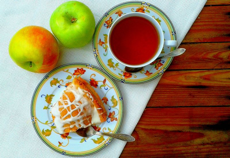 Szarlotka z połówkami jabłek