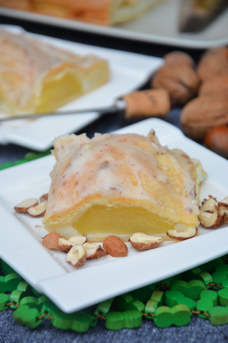 Szarlotka z połówkami jabłek i budyniem 