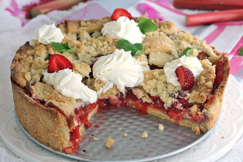 Szarlotka z rabarbarem i truskawkami 