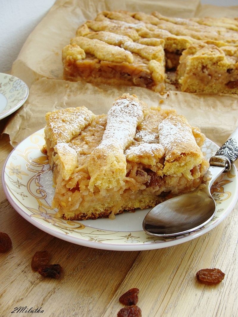 Szarlotka z rodzynkami i migdałami Szarlotka z rodzynkami i migdałami