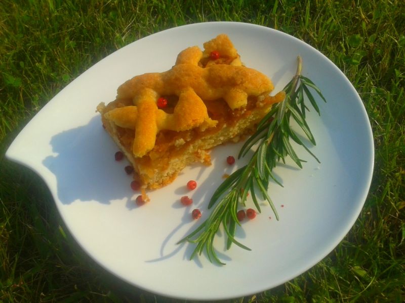 Szarlotka z rozmarynem i różowym pieprzem