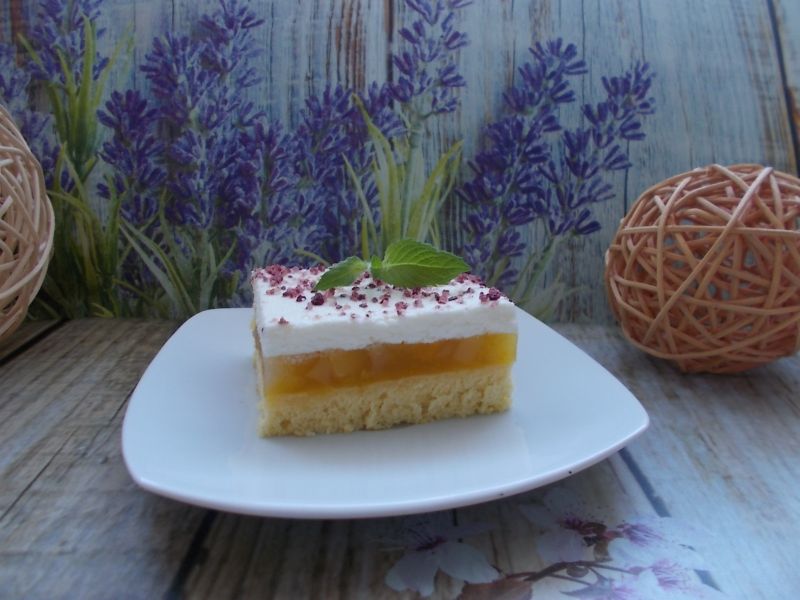 Szarlotka za biszkopcie z bitą śmietaną Szarlotka za biszkopcie z bitą śmietaną