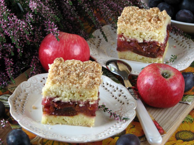 Szarlotka ze śliwkami i kruszonką kokosową